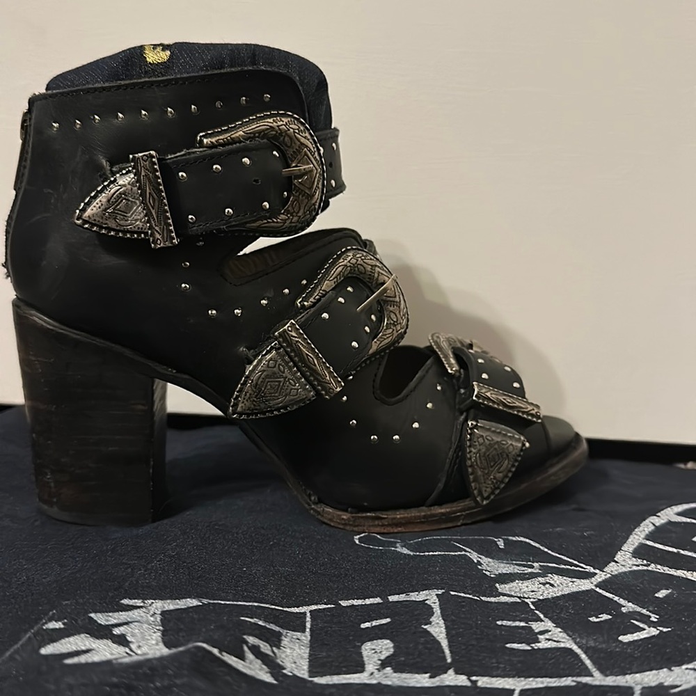 Freebirds Violet black, lightly worn